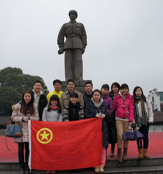 “学雷锋，献爱心”——中国共产主义青年团华体会官方网站-华体会(中国)委员会开展慰问贫困学生助学活动